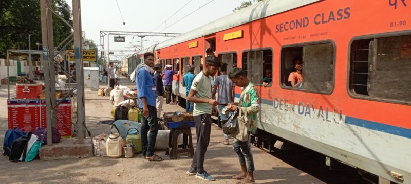 अवैध वेंडर ने महिला यात्री की चलमी ट्रेन में लूटी आबरू, फिर भी नहीं शिकंजा