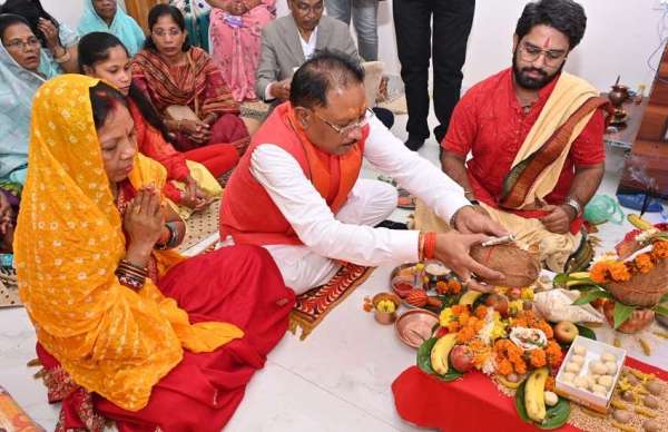 Oath Taking Ceremony in Chhattisgarh: CM साय ने किया शपथ ग्रहण से पहले पत्नी के साथ नवग्रह पूजन...
