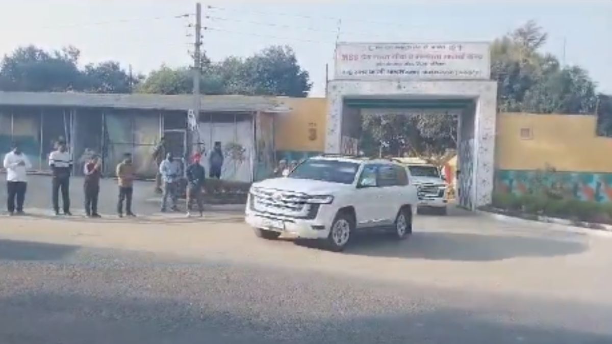 Video: डेरा सच्चा सौदा प्रमुख गुरमीत राम रहीम सुनारिया जेल रवाना, लग्जरी
गाड़ियों का सामने आया वीडियो