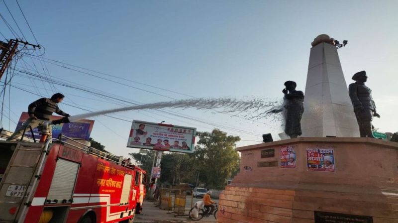 कभी गंदगी से अटी थी सडक़ें, अब हो रही धुलाई, चारमूर्ति भी पानी की धार से नहाई