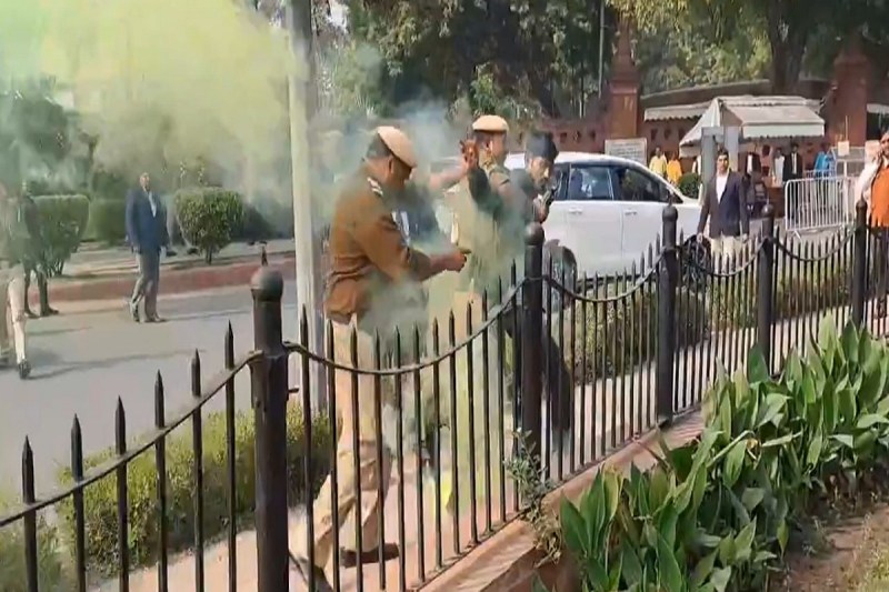 लोकसभा में दहशत के वे चार घंटे...अंदर और बाहर अफरातफरी का माहौल