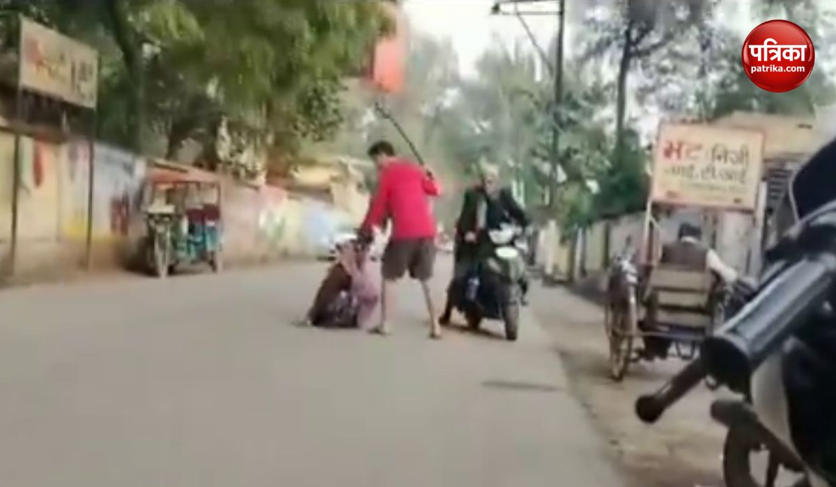 Video: मिर्जापुर में बुजुर्ग महिला की डीएम कार्यालय के सामने लाठी से की पिटाई,
मदद को चिल्लाती रही महिला