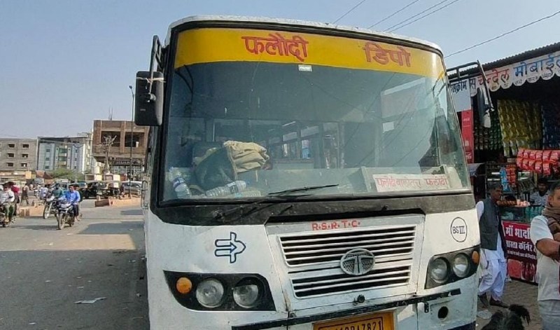 फलोदी-बीकानेर के लिए दोपहर 1 बजे तो बाड़मेर केे लिए सुबह 11:30 बजे बाद बस सुविधा ही नहीं