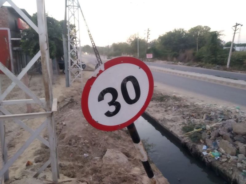 बाड़मेर में सिणधरी रोड पर शहरी क्षेत्र में हाइवे पर लगा वाहनों की स्पीड लिमिट का बोर्ड।