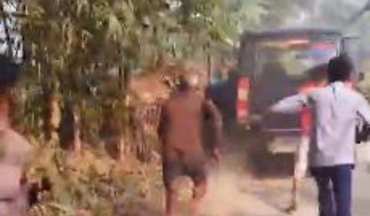 Video: ग्रामीणों ने पुलिस को दौड़ाया, योगी पुलिस का डरकर भागने का देखें वीडियो
