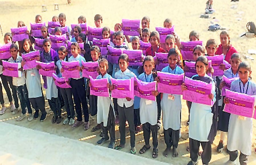 आधा सत्र बीता, अब मिला गणवेश का कपड़ा, अभी सिलाई राशि के लिए करना ...