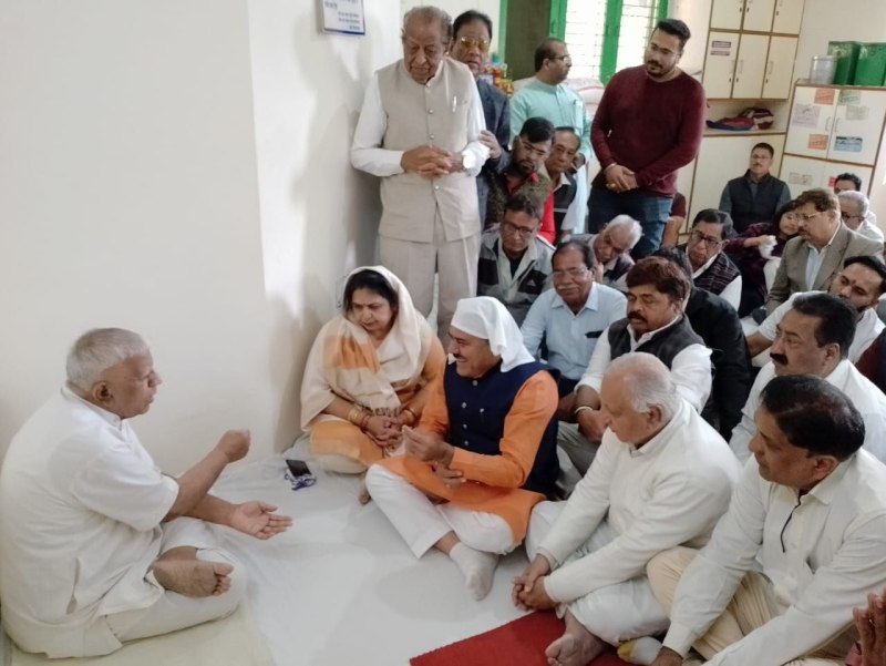 विधायक भगवान दास सबनानी ने संतों से लिया आशिर्वाद