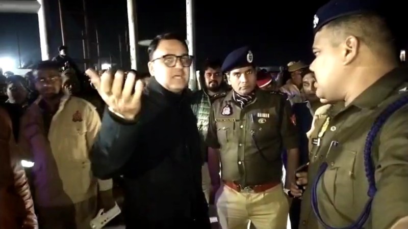 इटावा: नेशनल हाईवे पर अनियंत्रित ट्राला ढाबे में घुसा, 6 में से तीन की मौत, शिनाख्त नहीं