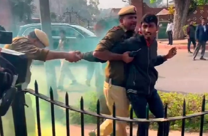 संसद में स्मोक बम चलाने के आरोपी ने राजस्थान में जलाए मोबाइल, दिल्ली पुलिस को मिला बड़ा सबूत