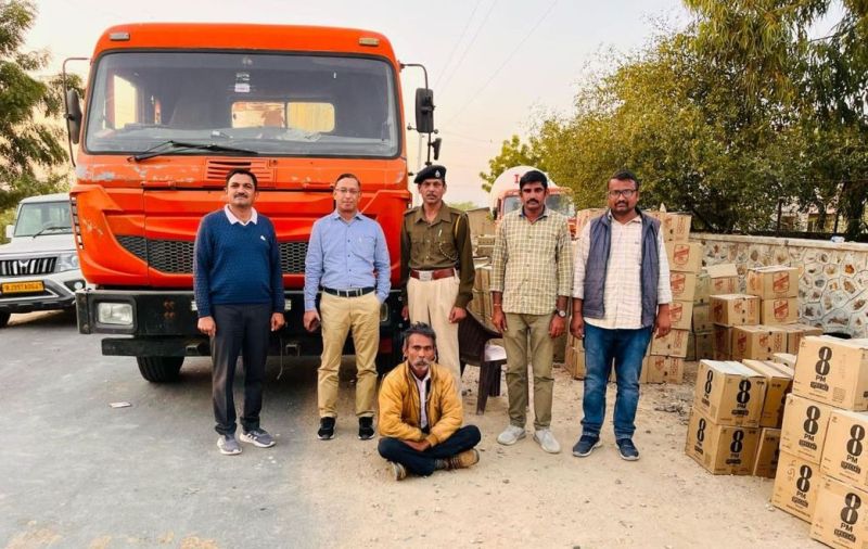 सीमेंट ब्लगर टैंकर में मिली अवैध शराब की खेप, 810 कर्टन बरामद