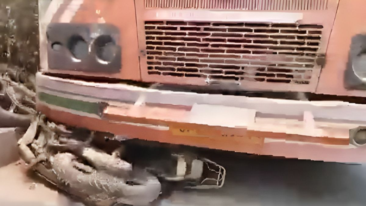 यूपी में बड़ा हादसा, रोडवेज बस ने बाइक को 200 मीटर तक घसीटा, लगी आग