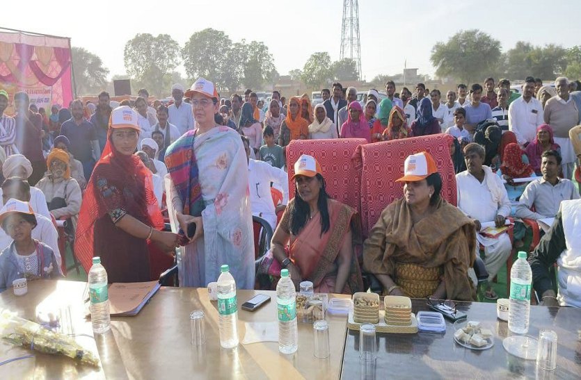 विकसित भारत संकल्प यात्रा : केंद्र सरकार की योजनाओं में रजिस्ट्रेशन कर आमजन को किया जा रहा लाभान्वित
