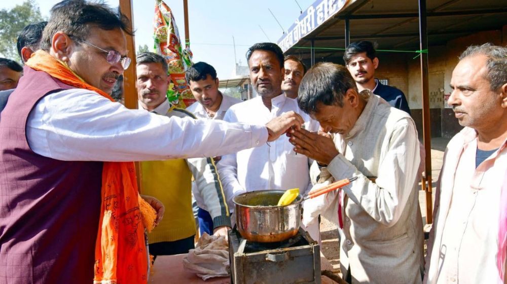 जब सीएम भजनलाल अचानक थड़ी पर चाय बनाने लगे, तो ये बोला टी स्टाल का मालिक