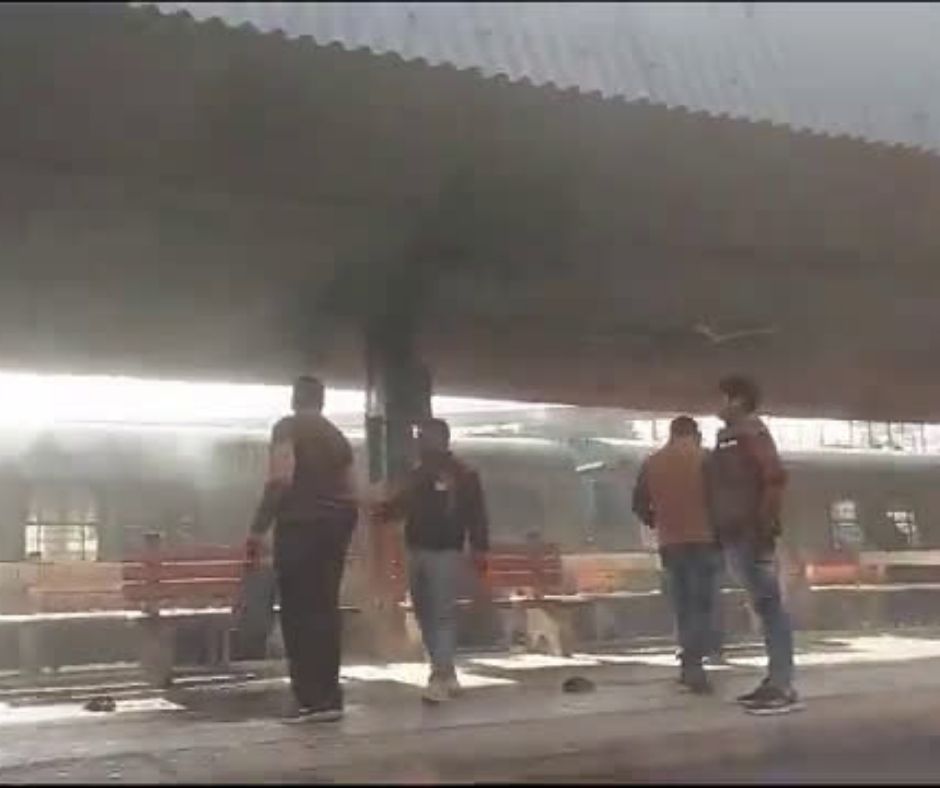Video: गाज़ियाबाद प्लेटफार्म नंबर- 5 पर लगी आग, मचा हड़कंप