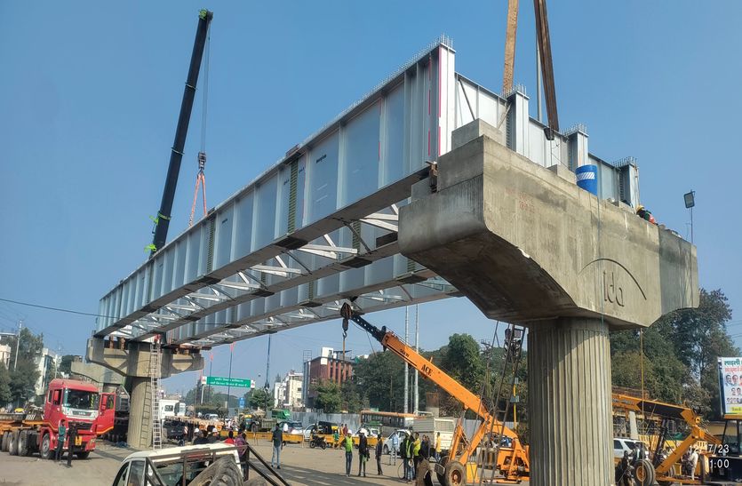 निर्माणाधीन खजराना ब्रिज पर 160 टन वजनी दो गर्डर रखने के बाद काम में तेजी,  मार्च तक शुरू होगा ट्रैफिक | Khajrana Bridge, traffic will start by March |  Patrika News