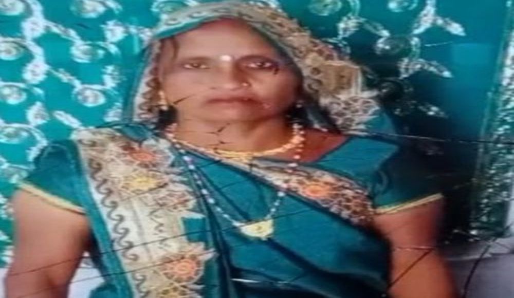 दो बाइकों की भिड़न्त, महिला उछल कर गिरी और रोडवेज बस की चपेट में आने से हुई मौत