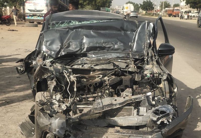 हादसे में कार के परखच्चे उड़ गए