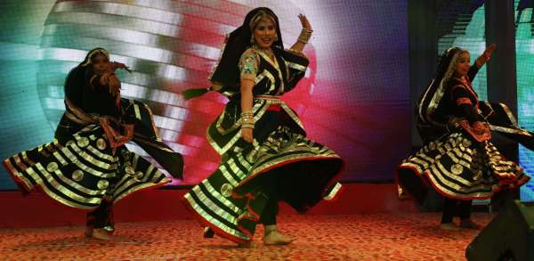  Artists gave a wonderful dance performance in the Sharad Mahotsav fair...see photos