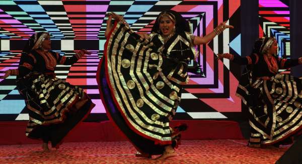  Artists gave a wonderful dance performance in the Sharad Mahotsav fair...see photos
