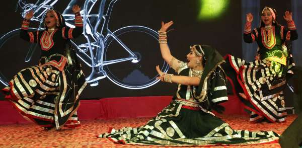  Artists gave a wonderful dance performance in the Sharad Mahotsav fair...see photos