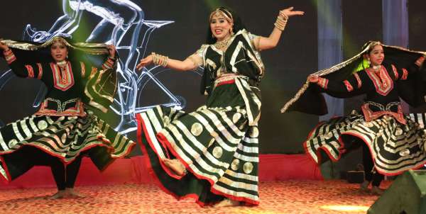  Artists gave a wonderful dance performance in the Sharad Mahotsav fair...see photos