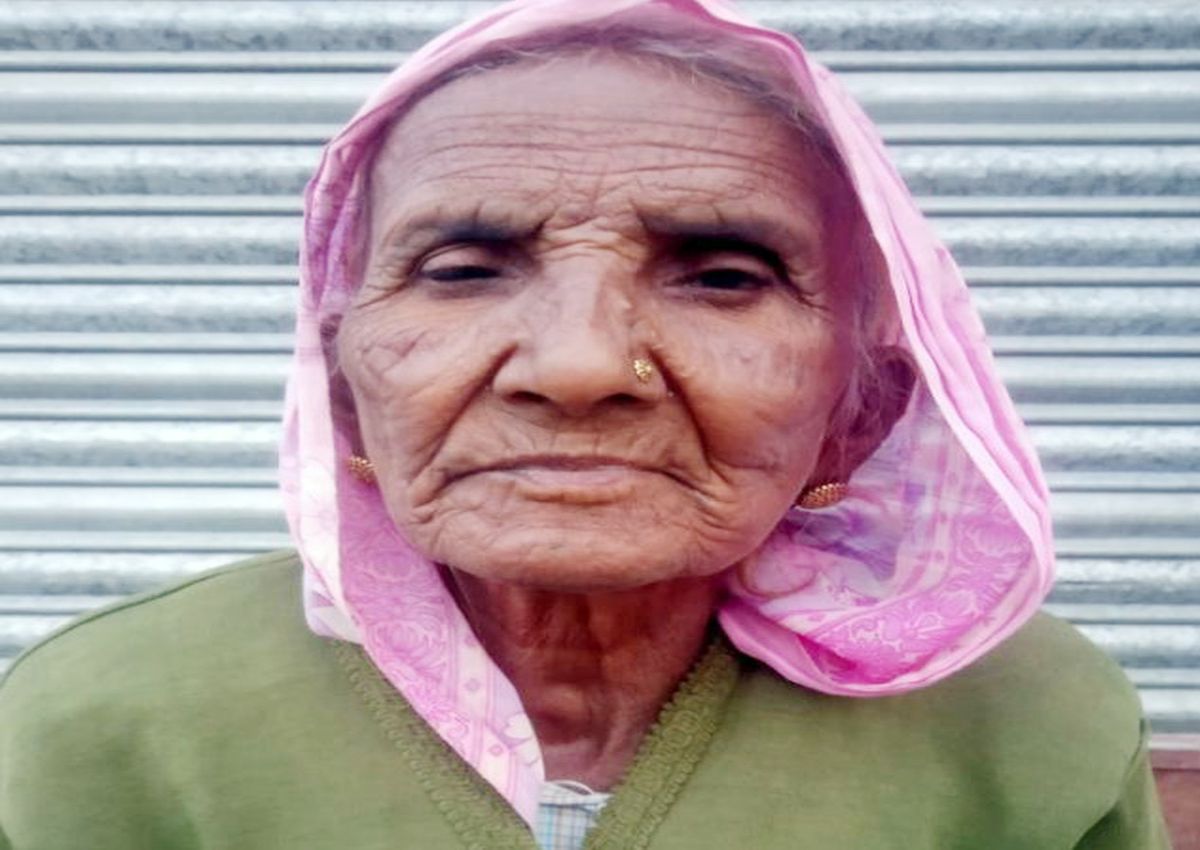 अंगुलियों ने बनाई दूरी तो आंखों ने छोड़ा साथ
