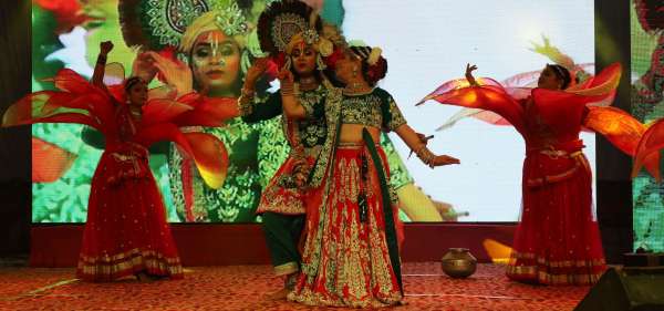  Artists gave a wonderful dance performance in the Sharad Mahotsav fair...see photos