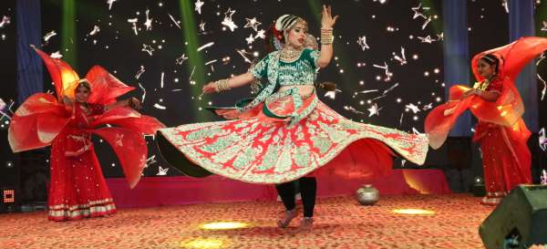  Artists gave a wonderful dance performance in the Sharad Mahotsav fair...see photos
