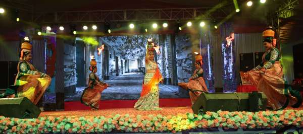  Artists gave a wonderful dance performance in the Sharad Mahotsav fair...see photos