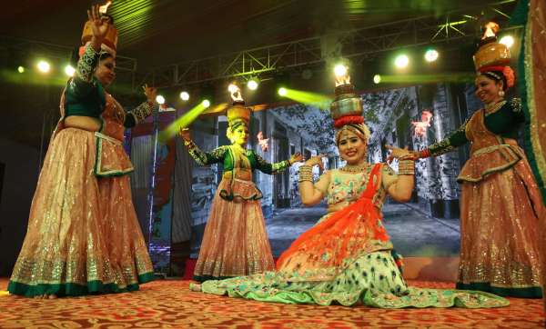 Artists gave a wonderful dance performance in the Sharad Mahotsav fair...see photos