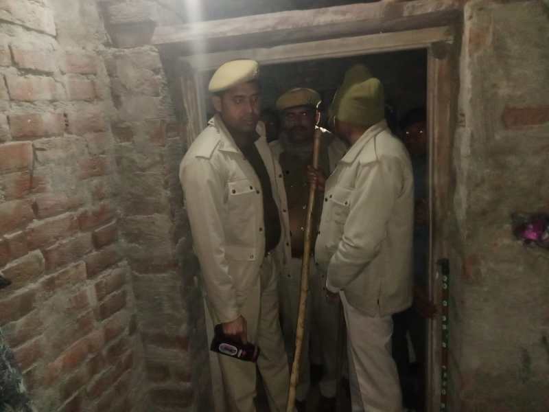 महिला के सिर पर पत्थर मार कर हत्या, बदमाश बेरहमी से मृतक के हाथ-पैरों से निकाल ले गए आभूषण