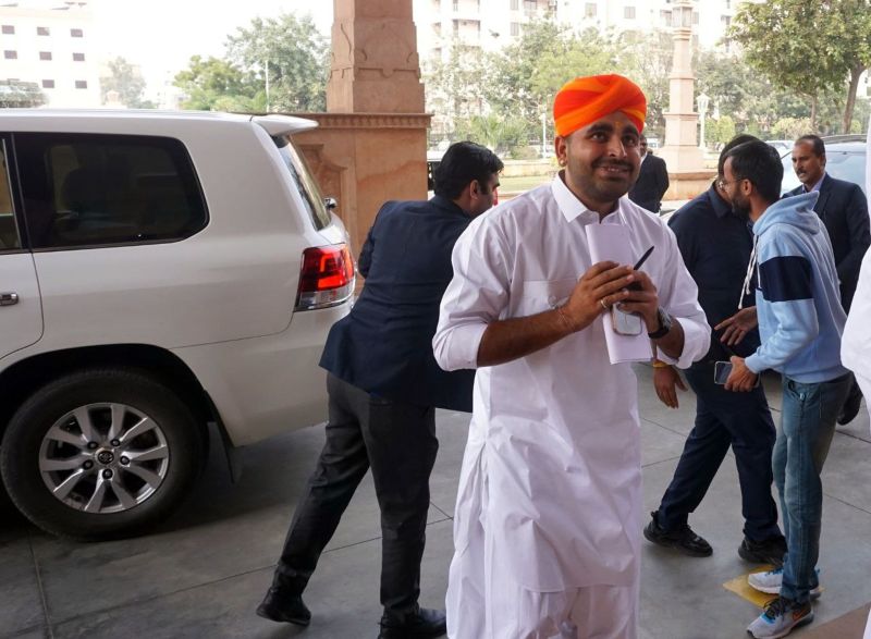 महंत प्रतापपुरी ने संस्कृत में ली शपथ, पारंपरिक वेशभूषा में पहुंचे रविन्द्र