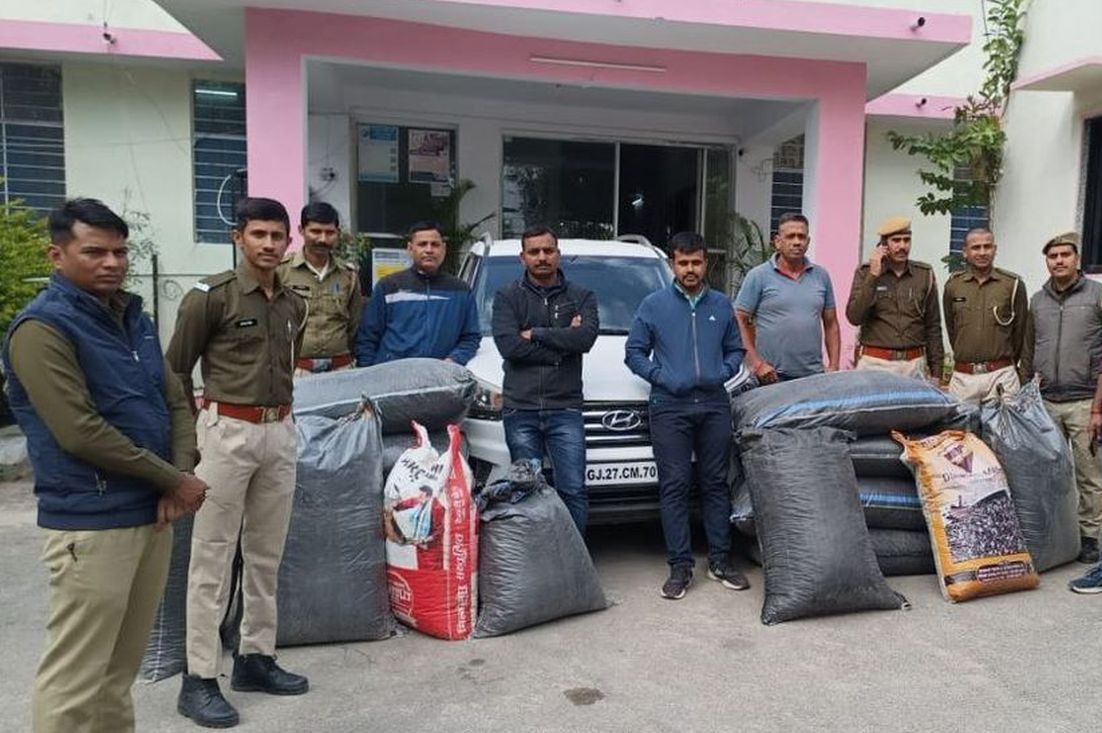 तस्करों और पुलिस के बीच फायरिंग, कार से 296 किलो अवैध डोडा चूरा जब्त