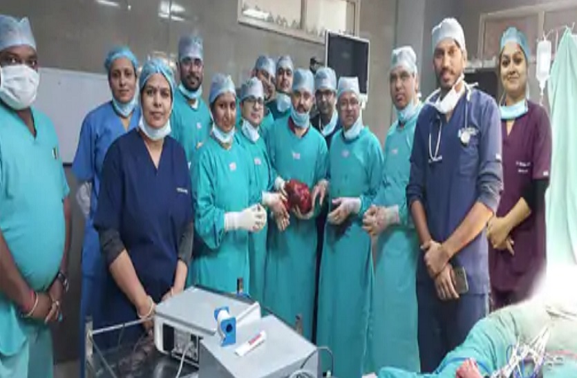 एसएमएस अस्पताल में युवती के ब्रेस्ट से निकाली 13 किलो की गांठ