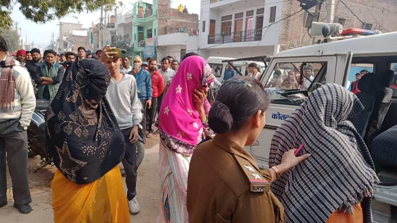 मुरैना में दिनदहाड़े चल रहा था देह व्यापार, दो महिलाएं, पांच युवक पकड़े