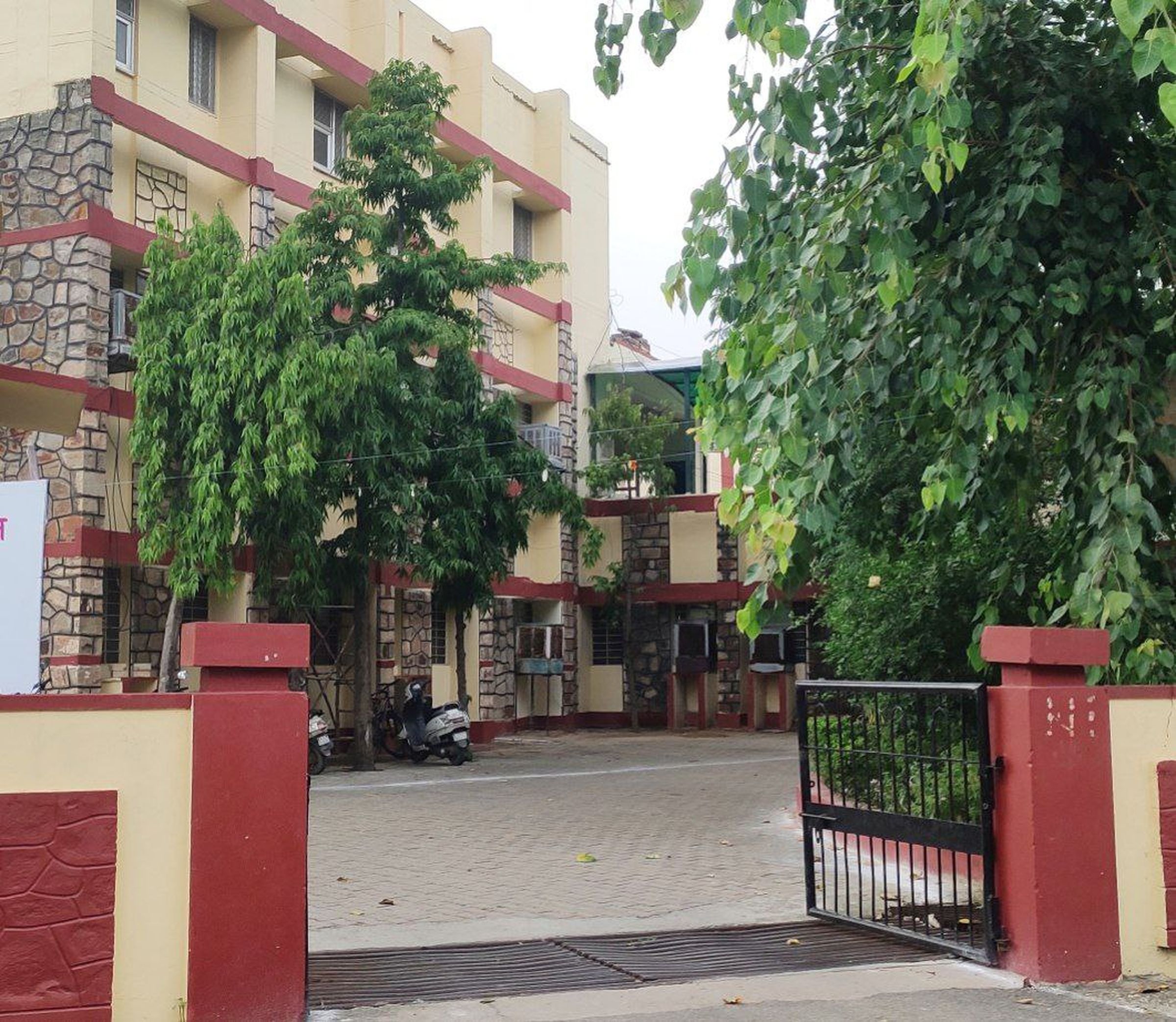 बिना चुनाव के पास कर दिए करोड़ों के काम