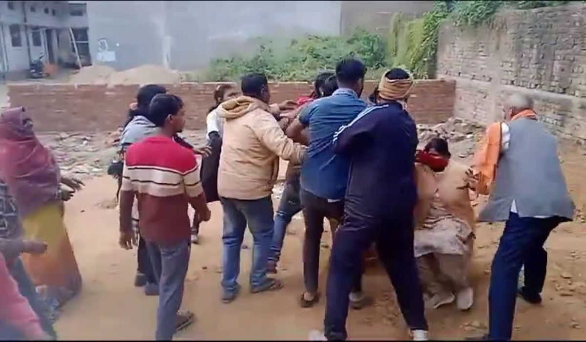 Viral Video: देवरिया में जमीन को लेकर फिर बवाल, सेना के हवलदार की पत्नी को जमीन पर गिराकर पीटा