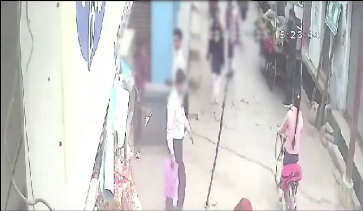 स्कूली छात्रा का 59 सेकंड का वीडियो वायरल, पुलिस ने दो लड़कों को पकड़ा