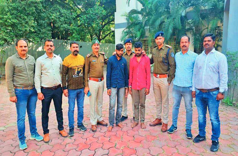 mp_police_make_tea_to_arrested_accused_in_dewas_indore.jpg