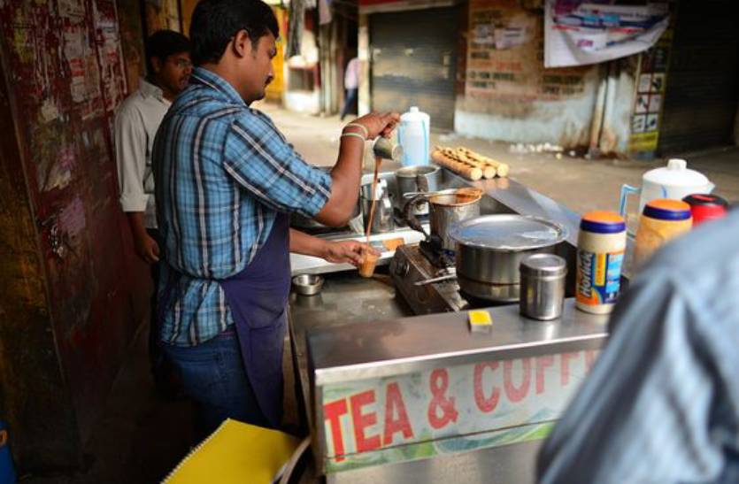 mp_police_selling_tea_on_tea_stall_in_dewas_village_indore.jpg