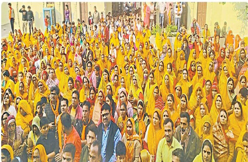 अयोध्या से आए पूजित अक्षत की उतारी आरती