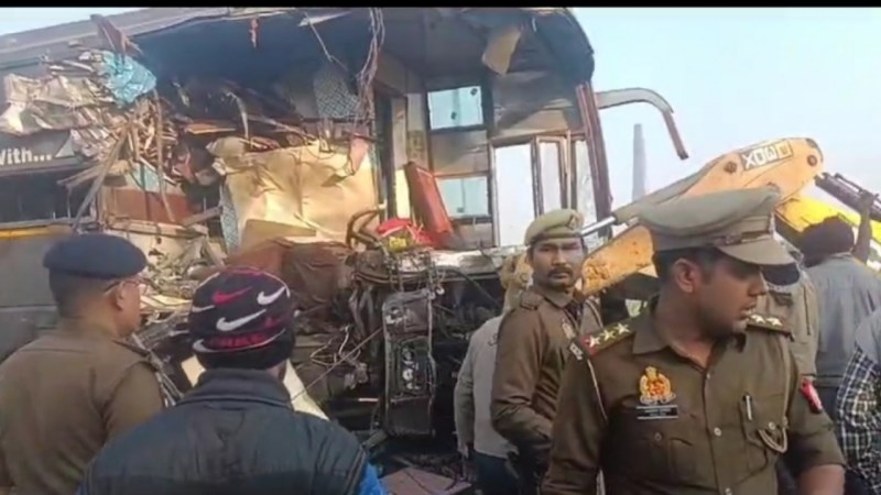 बस ट्रक एक्सीडेंट के बाद जेसीबी से बस को निकलते