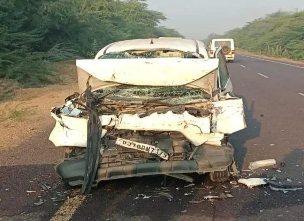 कार पूरी तरह से आगे से पिचक गई