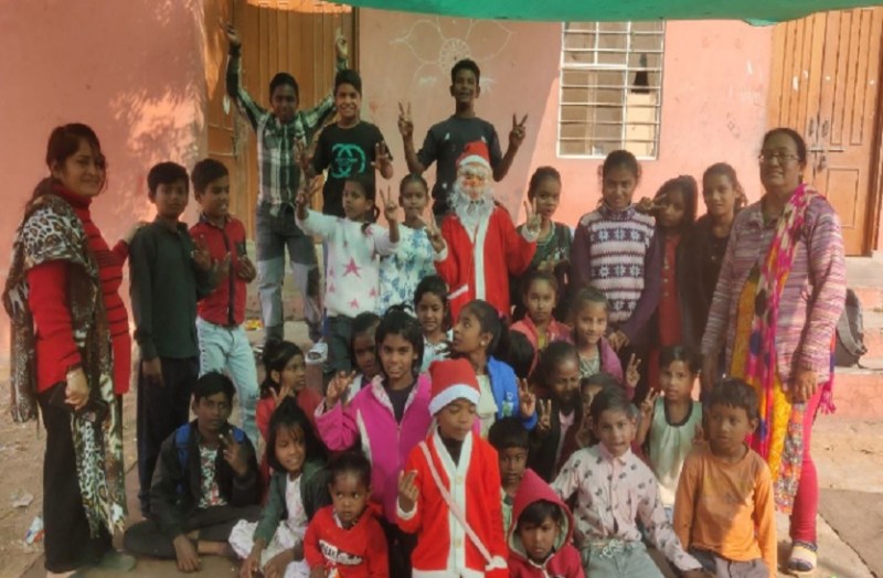 सांता क्लॉज ने बच्चों को बांटे उपहार, मनाया क्रिसमस का पर्व