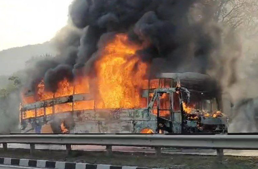 fire in moving bus in udaipur