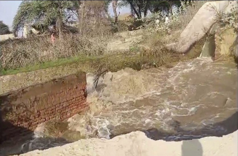 रोजड़ी वितरिका में कटाव आया, सिंचाई पानी की बारी प्रभावित होने की आशंका