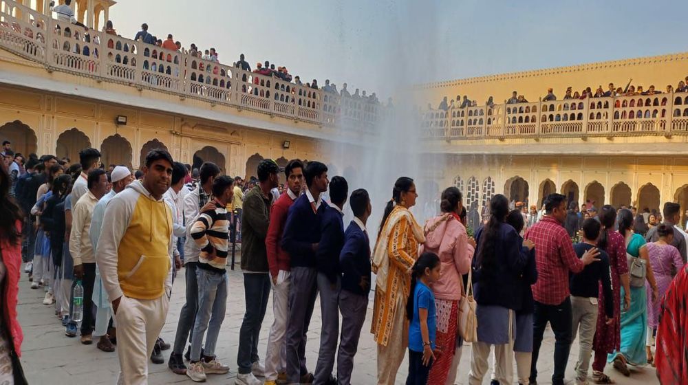 पर्यटकों से गुलजार हुआ हवामहल