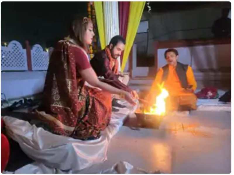 पेरिस में लव मैरिज, आगरा में लिये मंत्रों के साथ अग्नि के सात फेरे....फ्रेंच कपल की अनूठी शादी