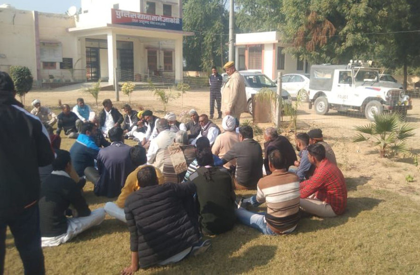 चोरियों से परेशान ग्रामीणों ने पुलिस थाने पर लगाया धरना