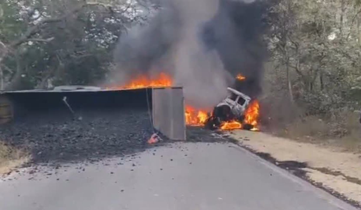 दो ट्रकों में टक्कर के बाद लगी आग, जिंदा जला चालक, 21 सेकंड का वीडियो वायरल